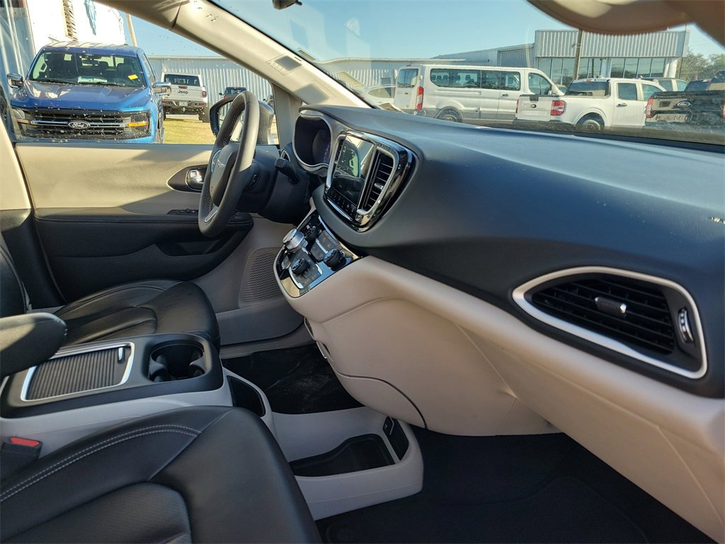 Used 2023 Chrysler Pacifica Touring-L image 34