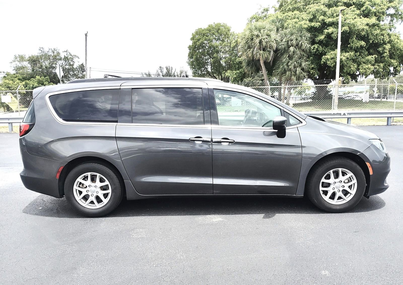 Used 2020 Chrysler Voyager Lxi FWD image 5