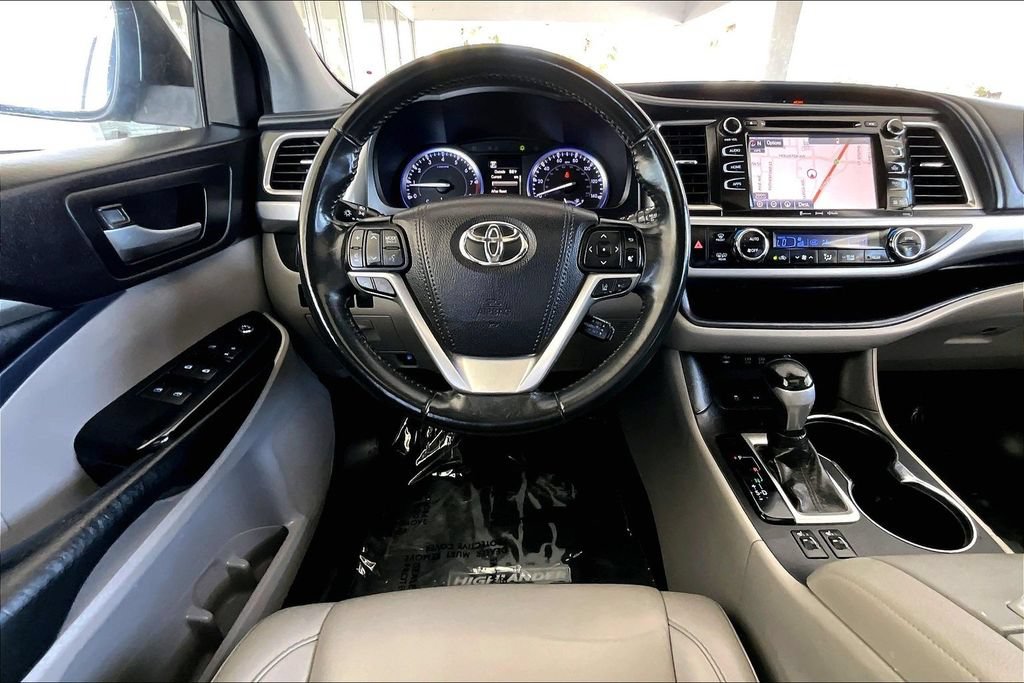 Used 2019 Toyota Highlander XLE w/ Carpet Mat Package (TMS) FWD image 8