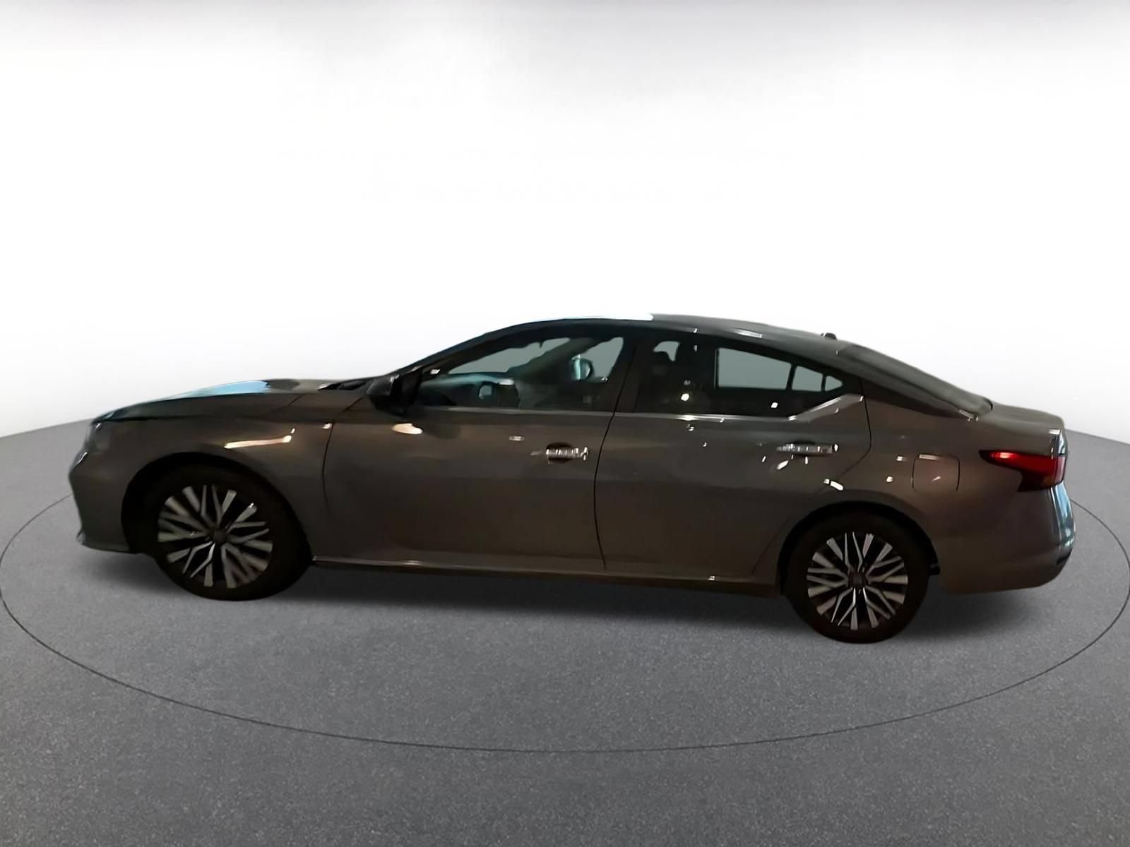 Used 2025 Nissan Altima 2.5 SV FWD image 7