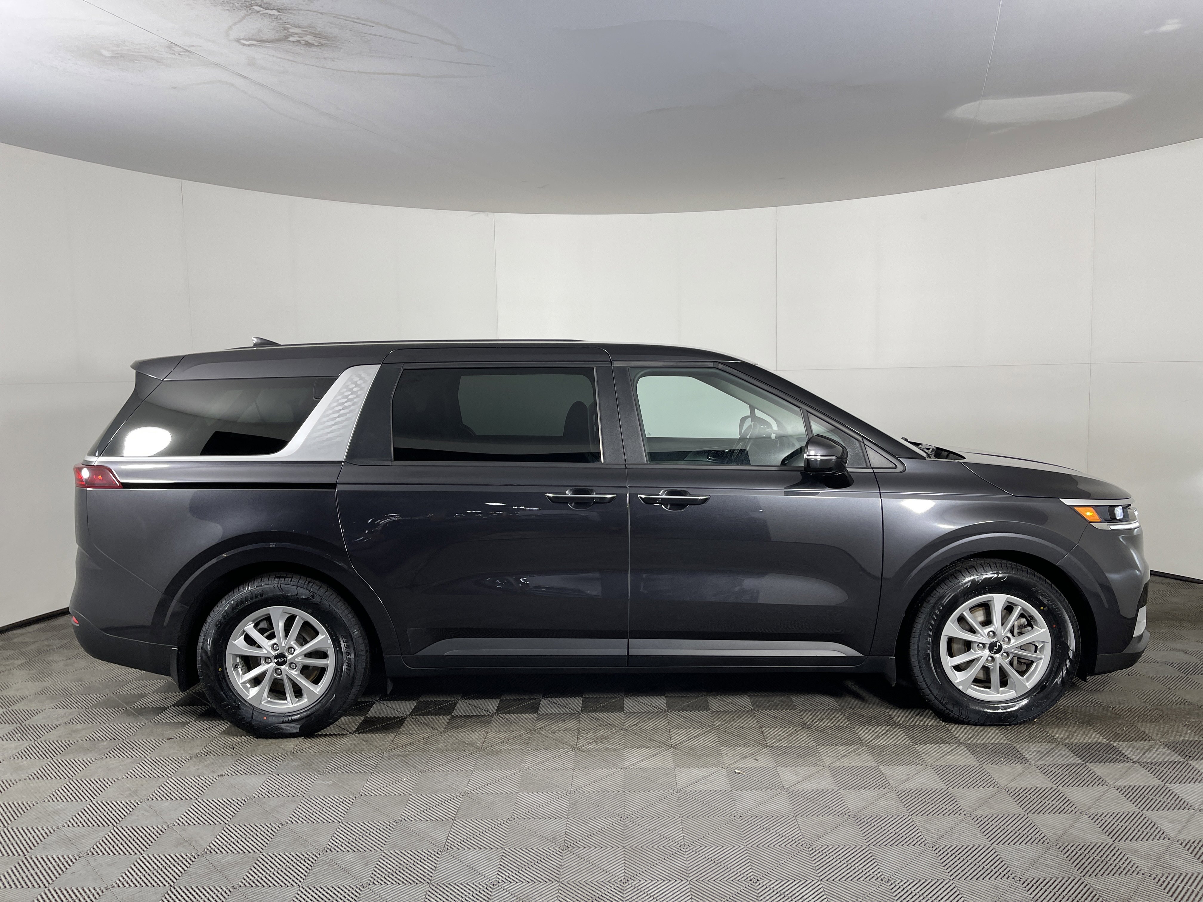 Used 2023 Kia Carnival LX image 5