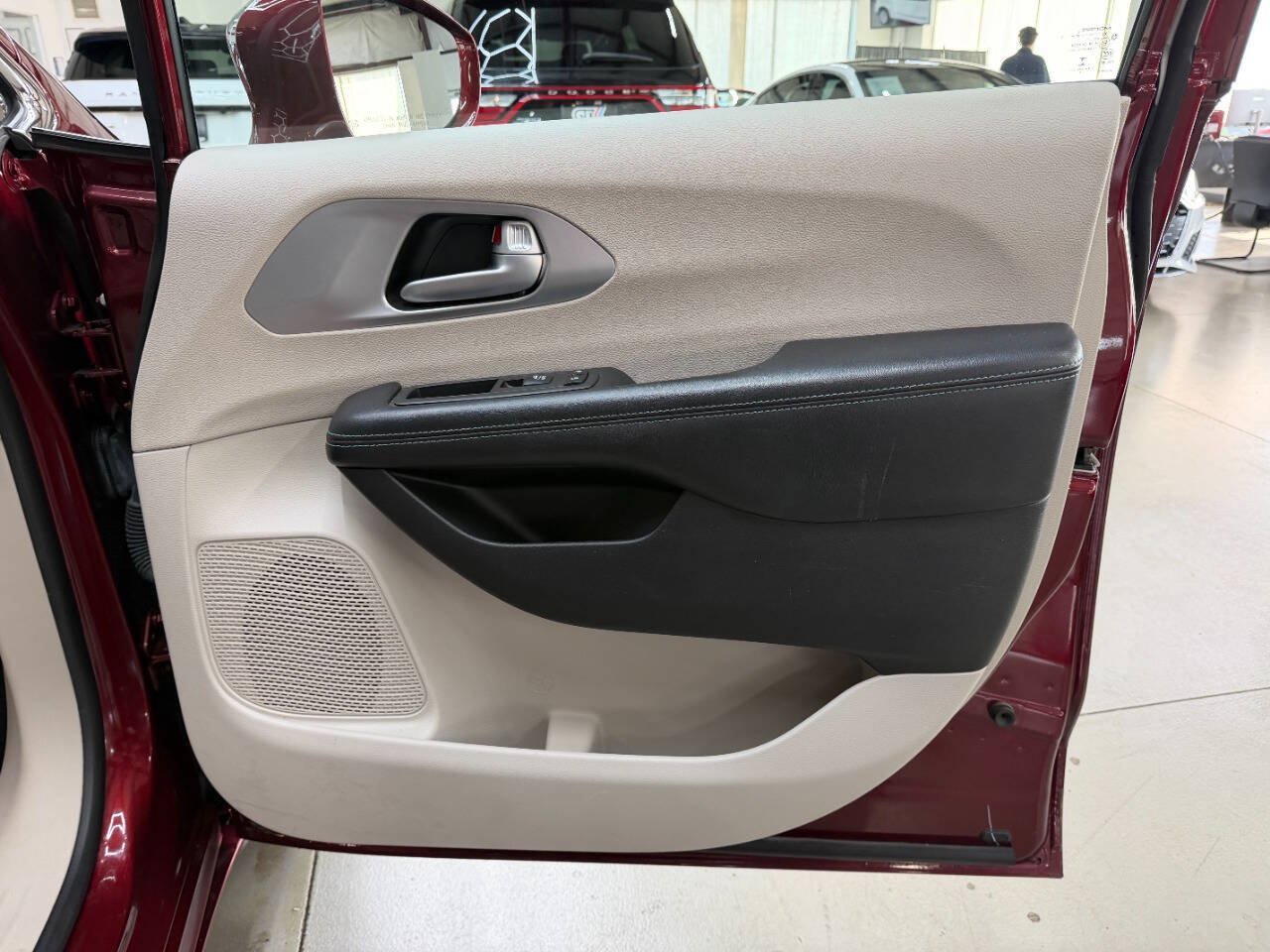 Used 2017 Chrysler Pacifica Platinum FWD image 15