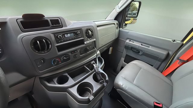 Used 2022 Ford E-450 and Econoline 450 Super Duty RWD image 28