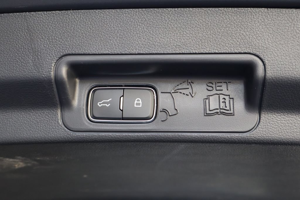 Used 2025 Ford Explorer Active AWD/4WD image 39
