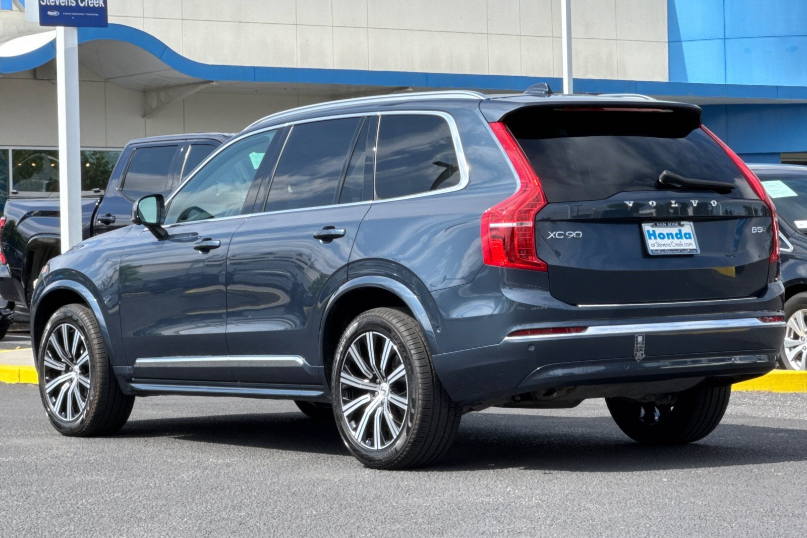 Used 2023 Volvo XC90 B5 Plus AWD/4WD image 3