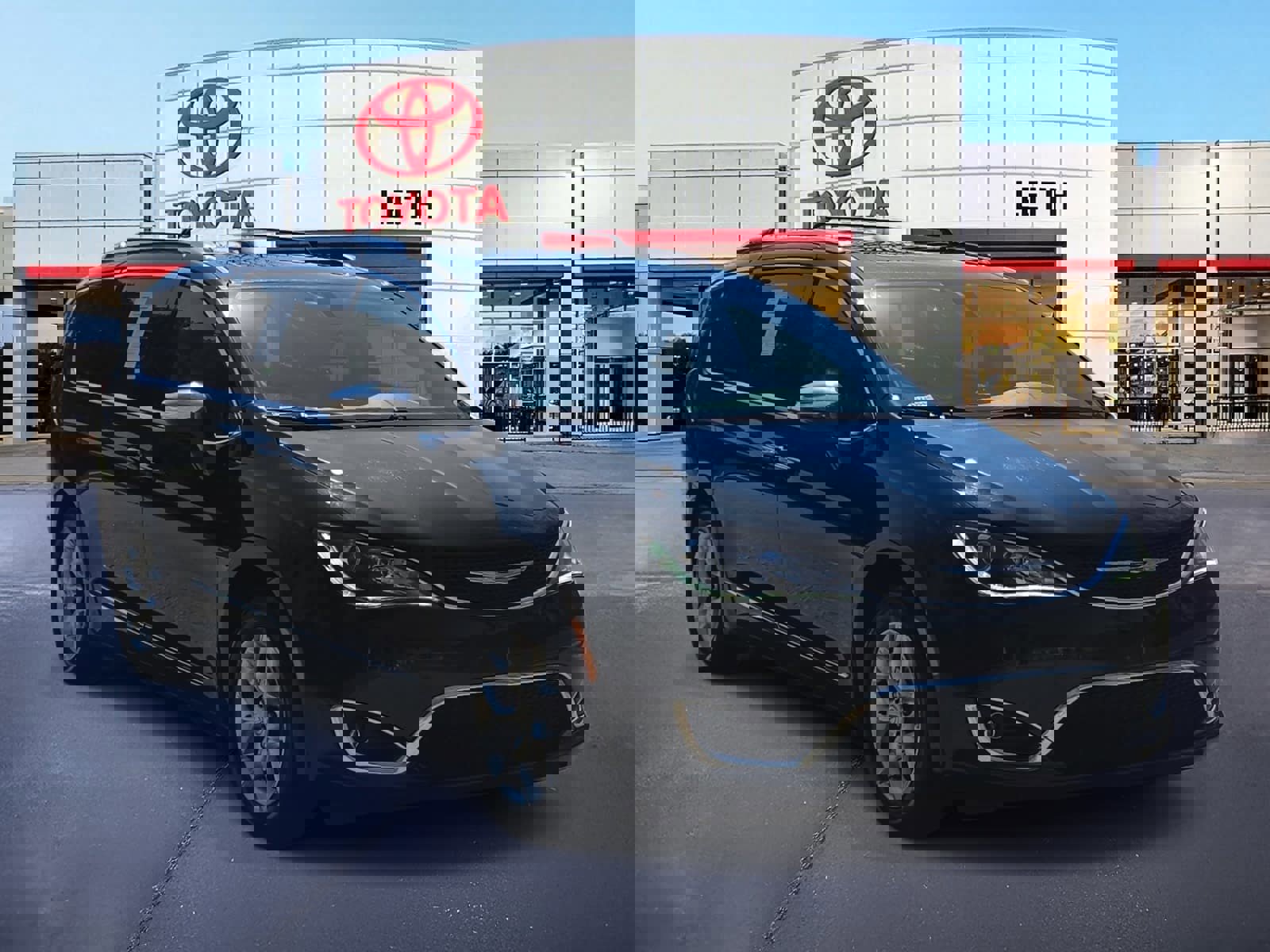 Used 2020 Chrysler Pacifica Limited image 3