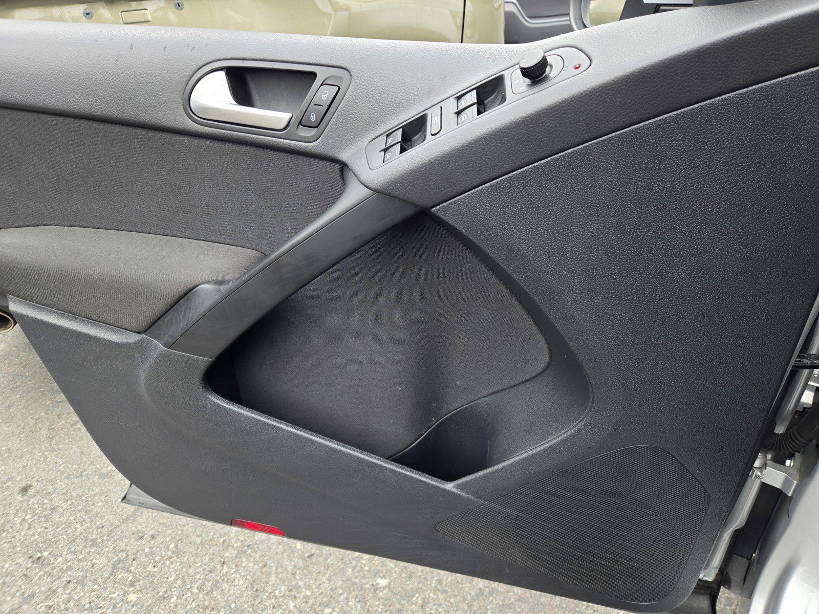 Used 2012 Volkswagen Tiguan LE FWD image 21