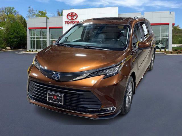 Certified 2023 Toyota Sienna XLE w/ XLE Plus Package image 1