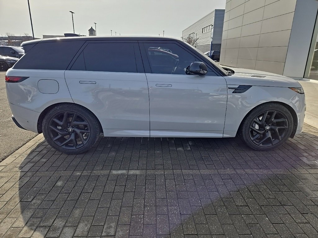 Used 2025 Land Rover Range Rover Sport Dynamic SE image 4