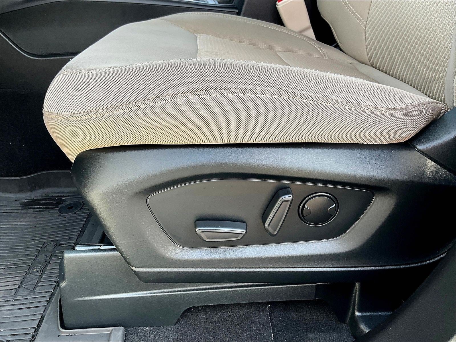 Used 2023 Ford Explorer XLT AWD/4WD image 37