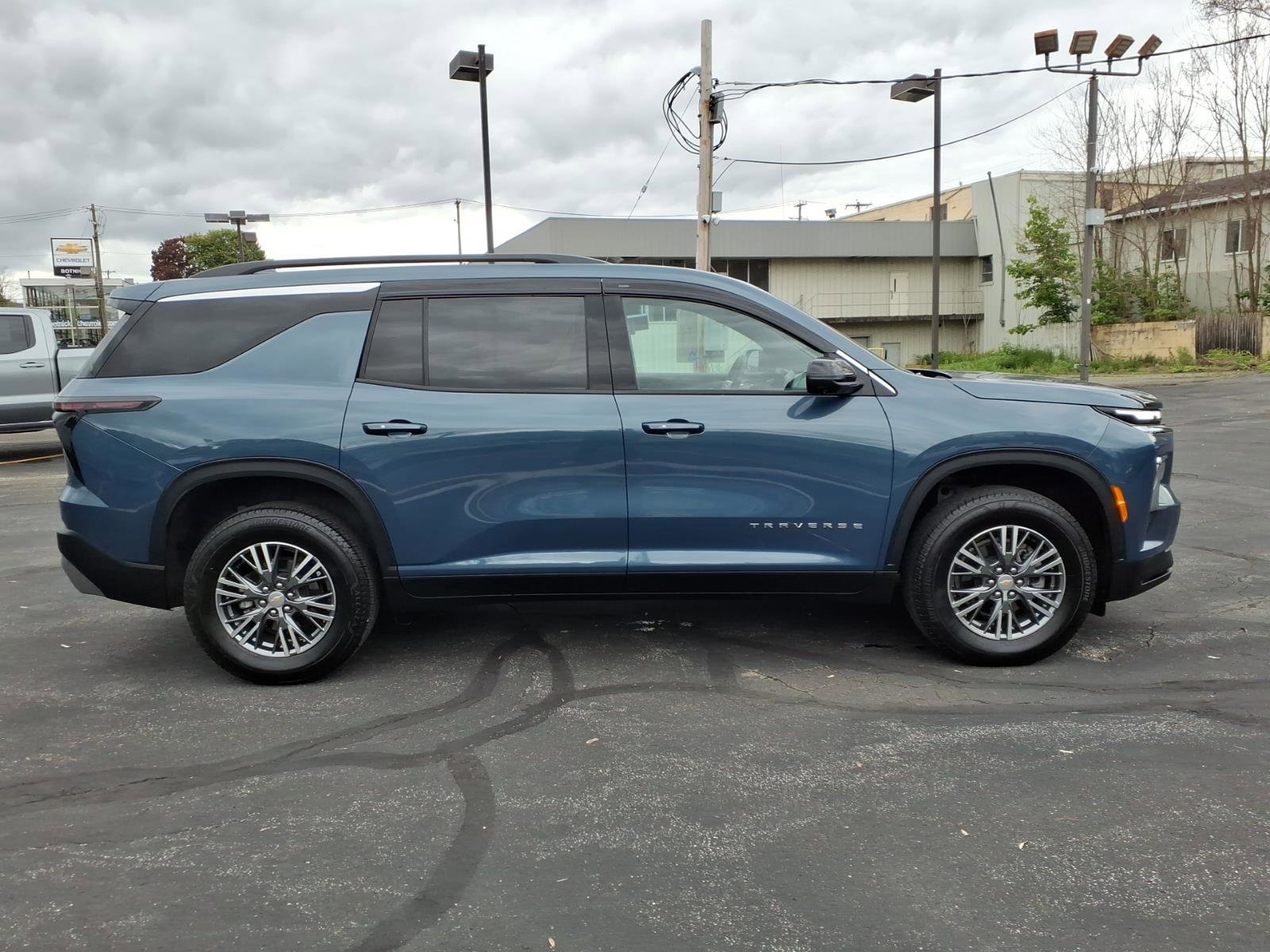 Used 2025 Chevrolet Traverse LT w/ Driver Confidence Package AWD/4WD image 2