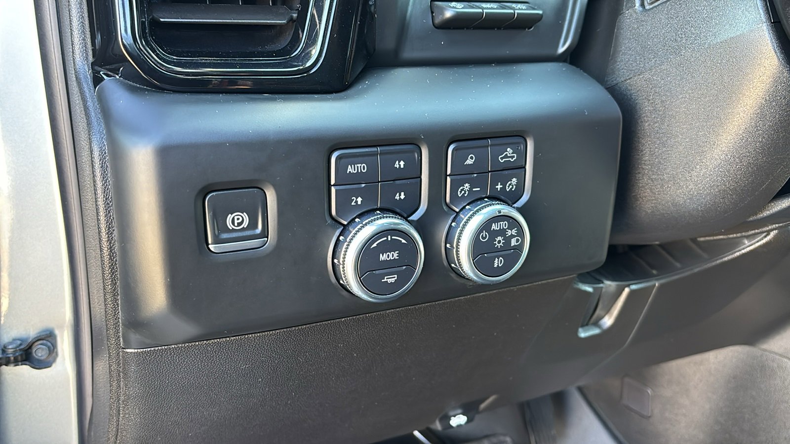 Used 2024 GMC Sierra 2500 AT4 w/ AT4 Premium Plus Package image 25