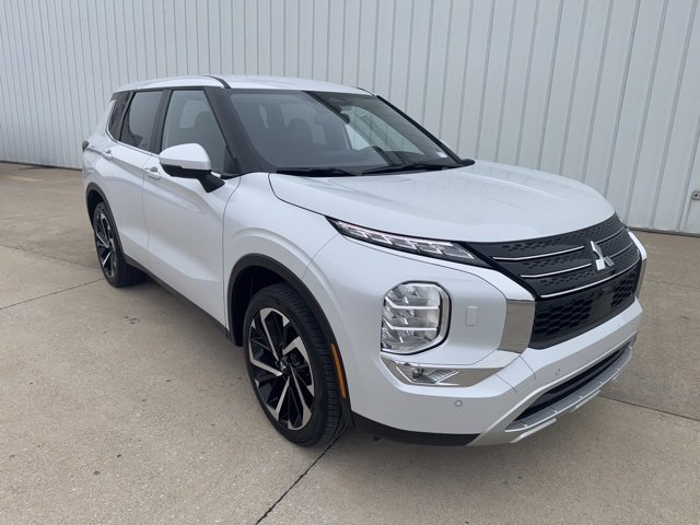 Used 2024 Mitsubishi Outlander SE image 2