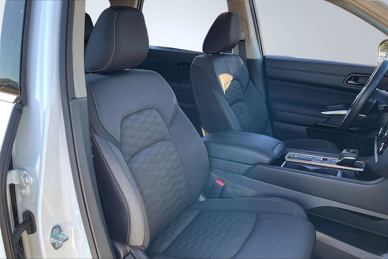 Used 2025 Nissan Pathfinder SV w/ SV Premium Package image 7