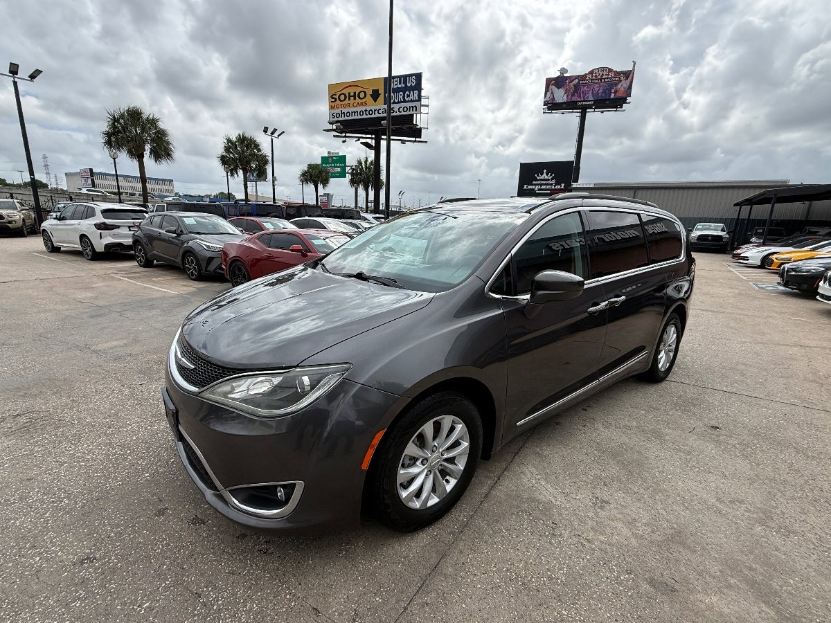 Used 2017 Chrysler Pacifica Touring-L FWD image 8