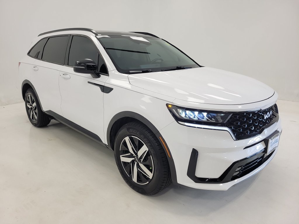 Used 2022 Kia Sorento EX w/ Panoramic Sunroof Package FWD image 3