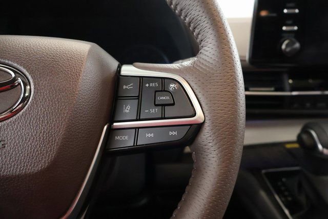 Used 2024 Toyota Sienna Platinum image 17