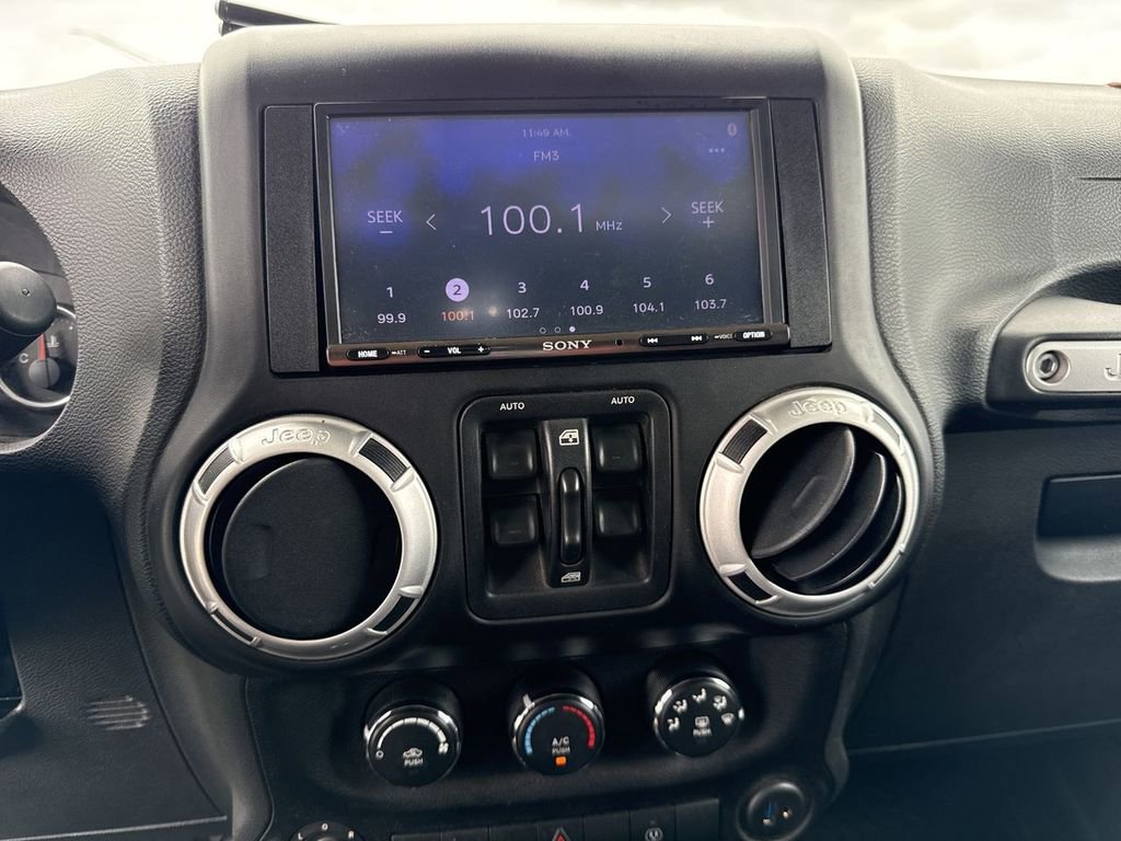 Used 2014 Jeep Wrangler Unlimited Sahara w/ Connectivity Group AWD/4WD image 27