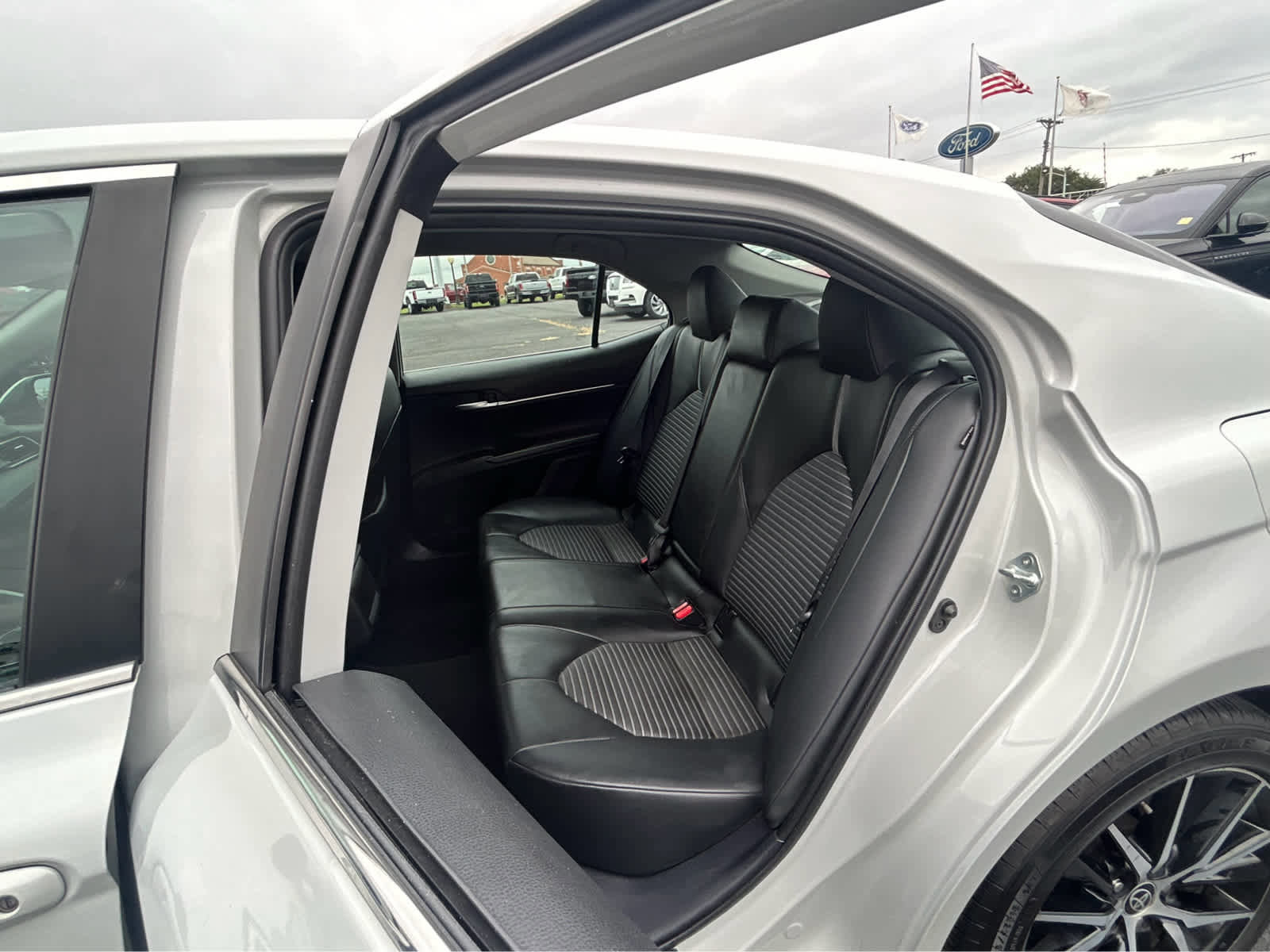 Used 2023 Toyota Camry SE image 8