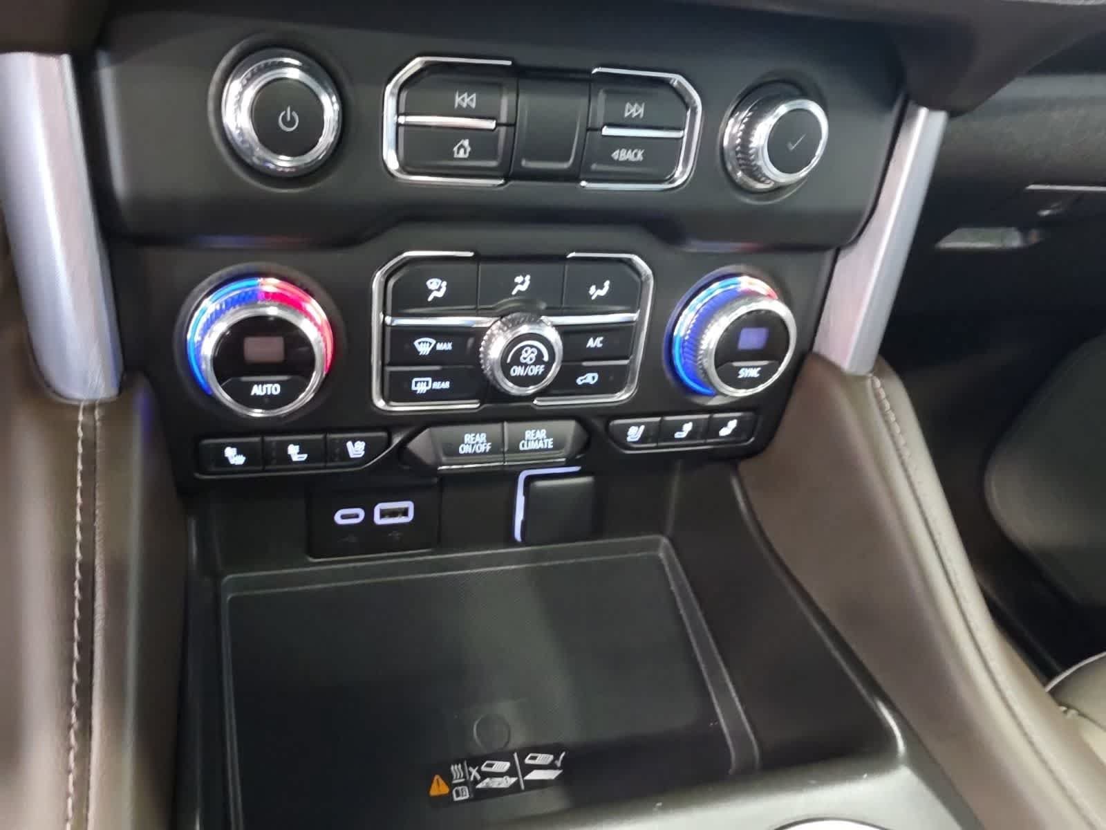 Used 2024 GMC Yukon SLT w/ SLT Premium Package AWD/4WD image 31