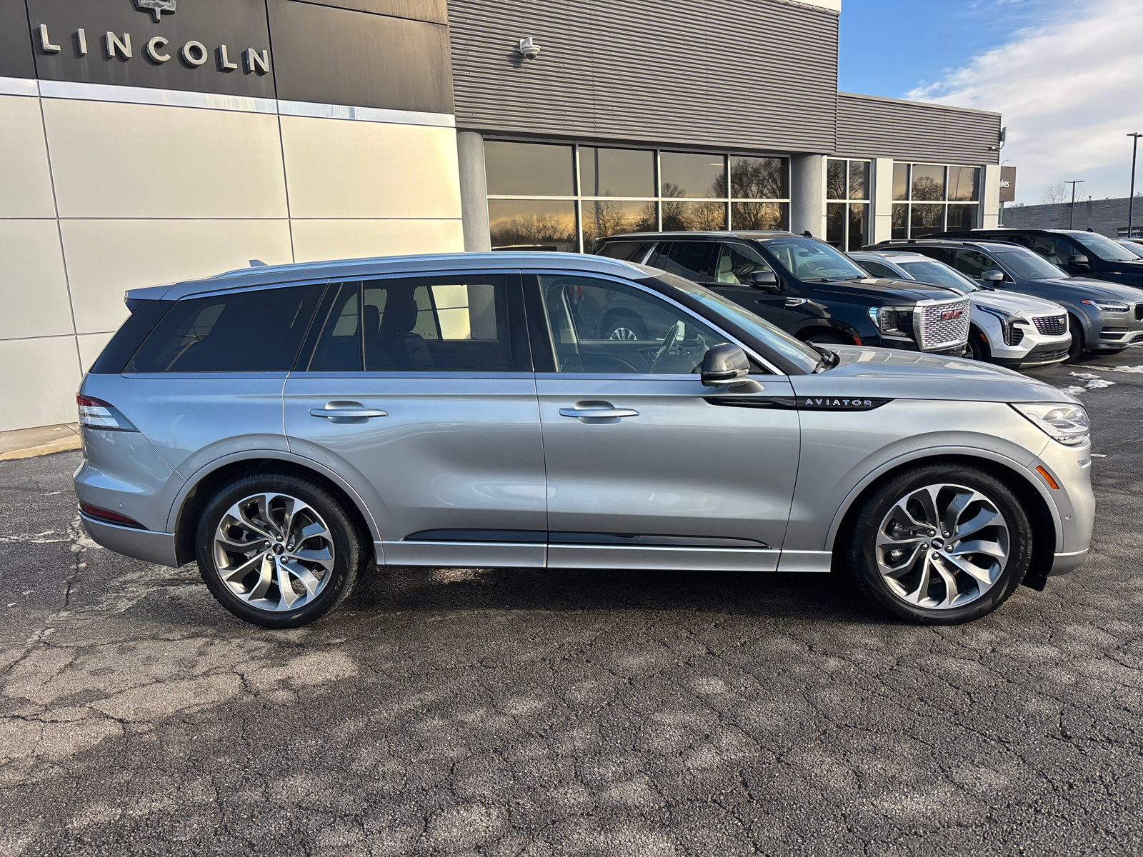 Used 2020 Lincoln Aviator Grand Touring w/ Equipment Group 302A image 8