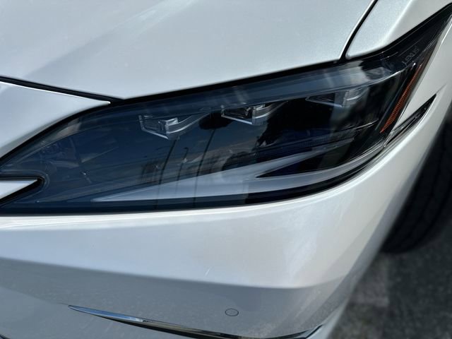 Used 2024 Lexus ES 300h Ultra Luxury w/ Accessory Package (Z2) image 9