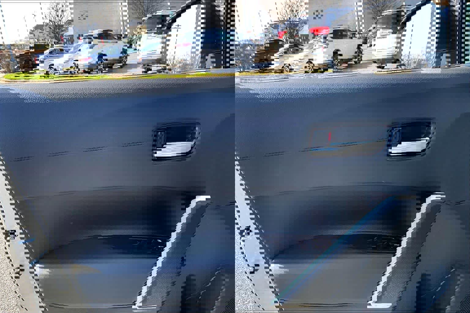 Used 2025 Toyota Corolla Cross XLE w/ Convenience Package image 22