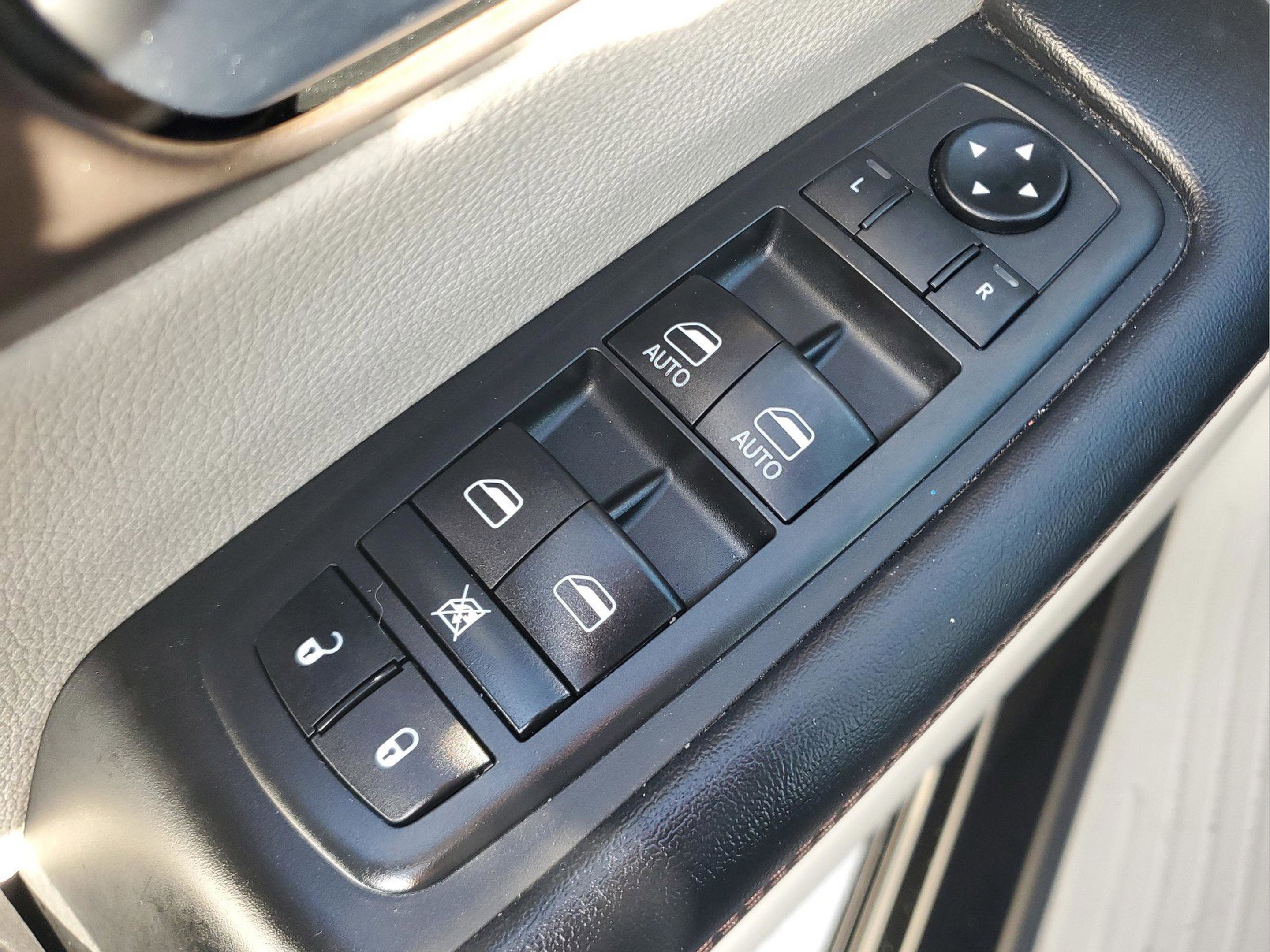 Used 2019 Chrysler Pacifica Touring-L image 17