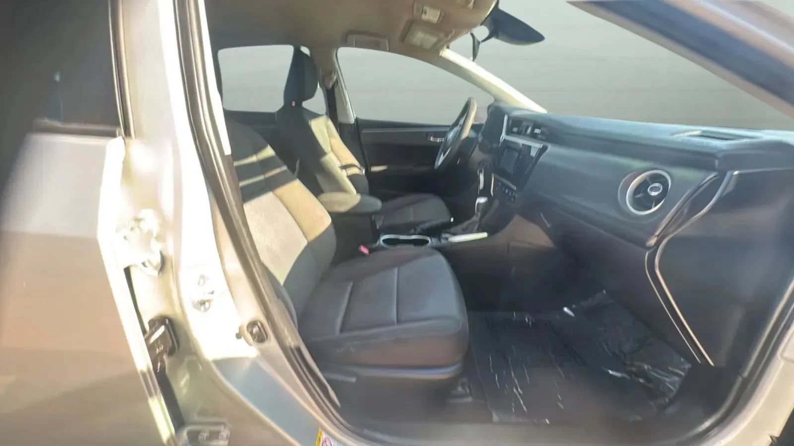 Used 2019 Toyota Corolla LE FWD image 28