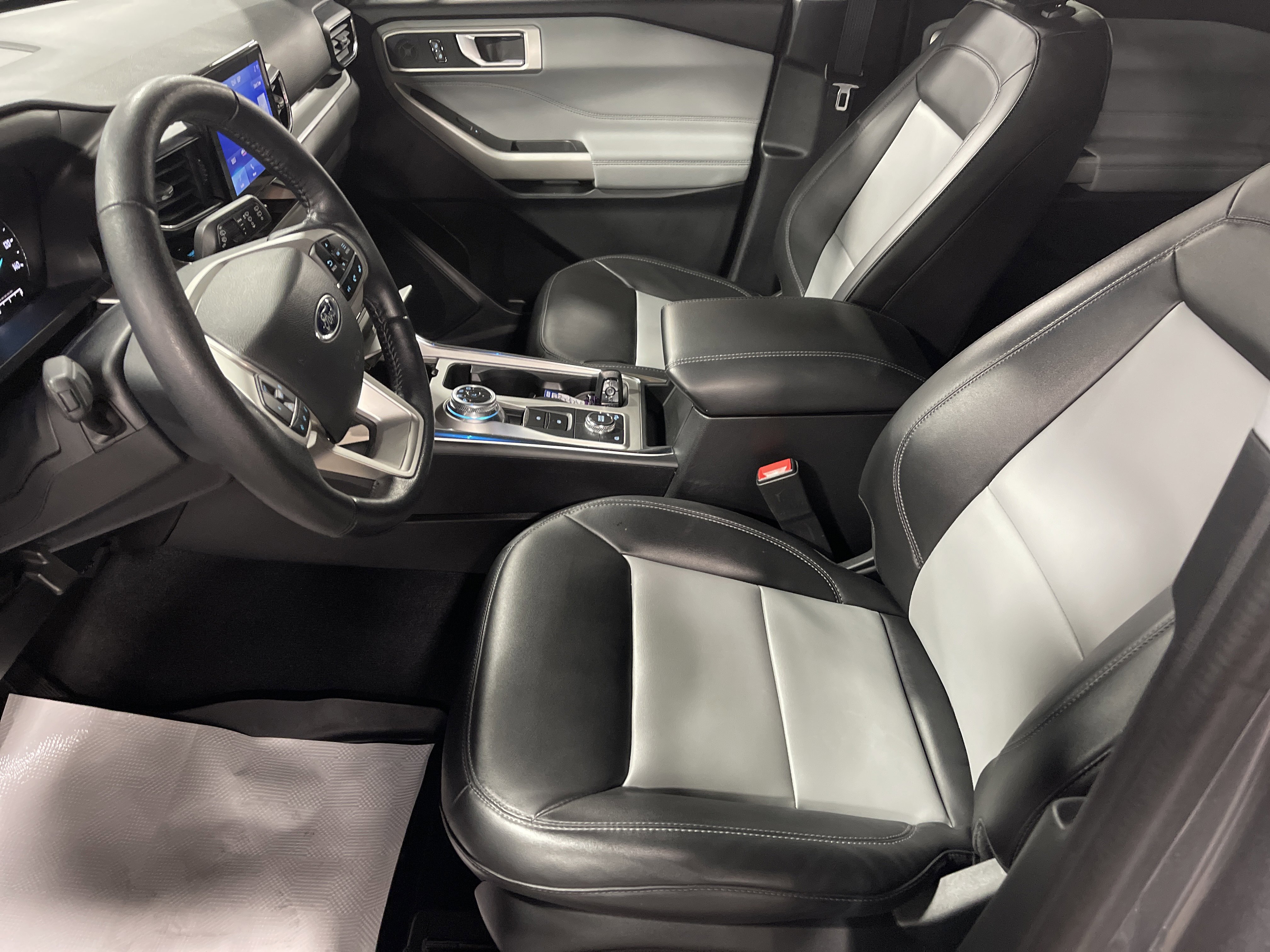 Used 2022 Ford Explorer XLT w/ Equipment Group 202A image 9