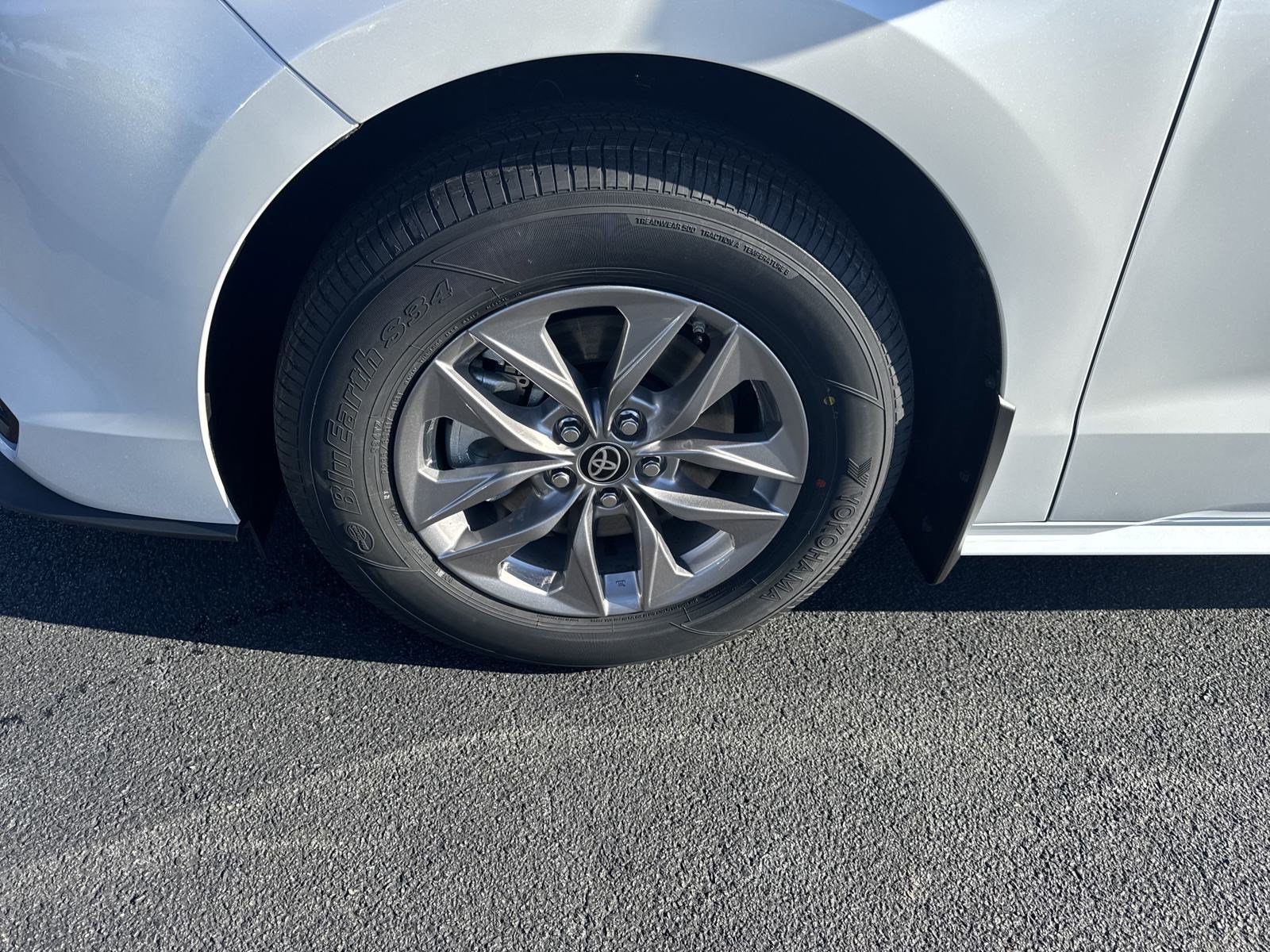 New 2025 Toyota Sienna XLE FWD image 9