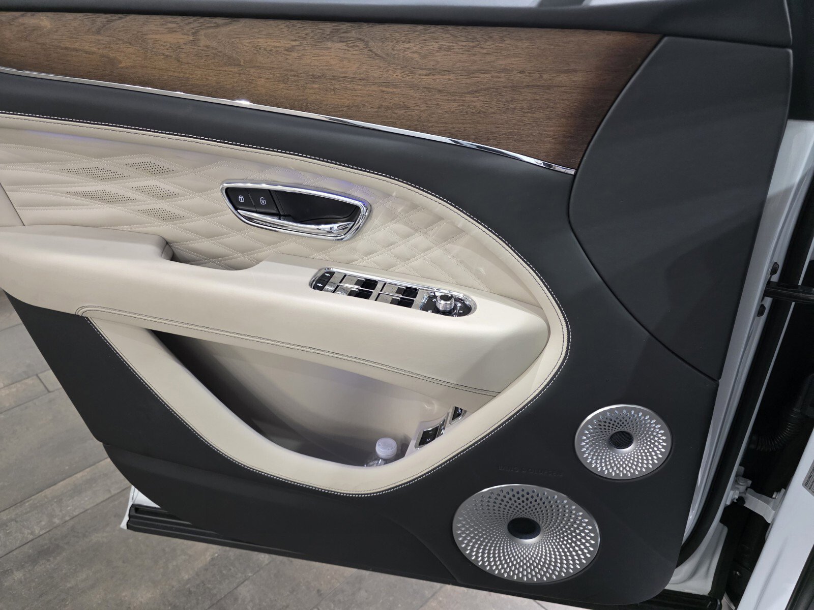 Used 2024 Bentley Bentayga Extended Wheelbase image 23