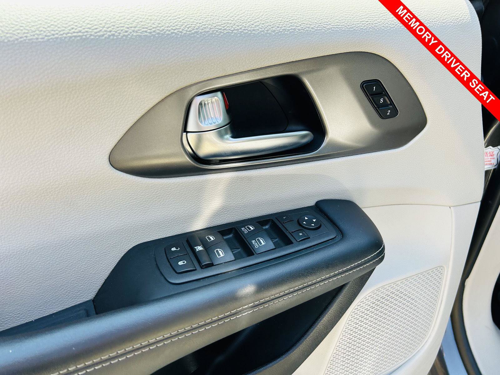 Used 2023 Chrysler Pacifica Touring-L FWD image 13