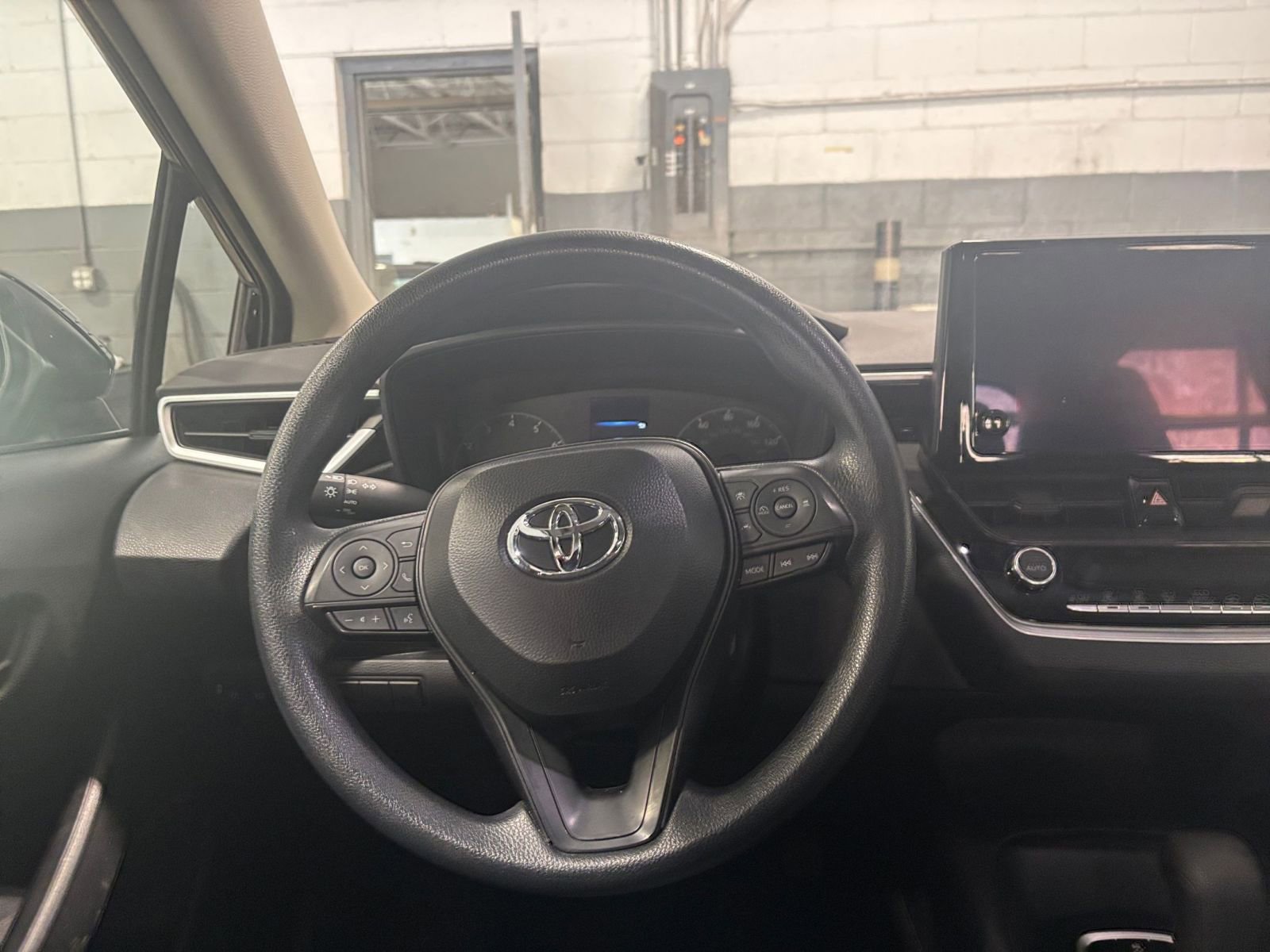 Used 2025 Toyota Corolla LE image 34