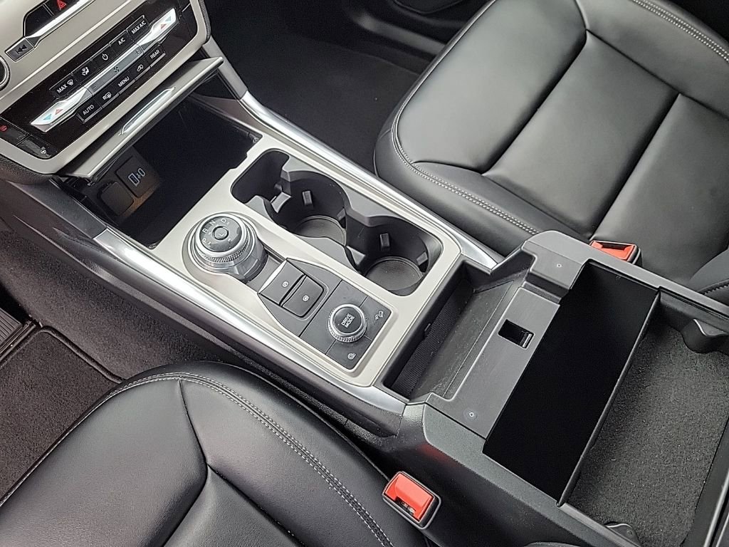 Used 2023 Ford Explorer XLT w/ Equipment Group 202A image 9