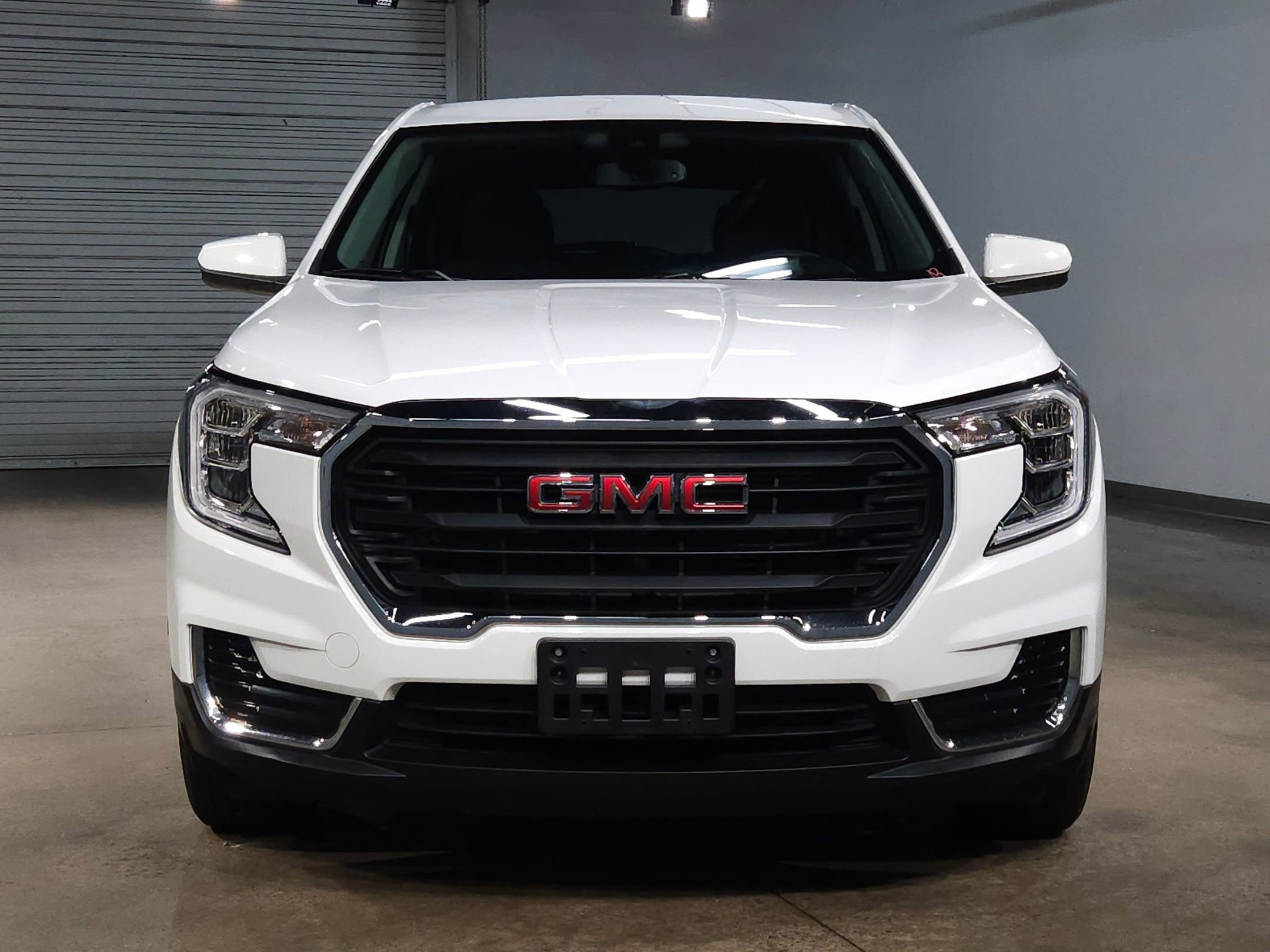 Used 2024 GMC Terrain SLE image 2