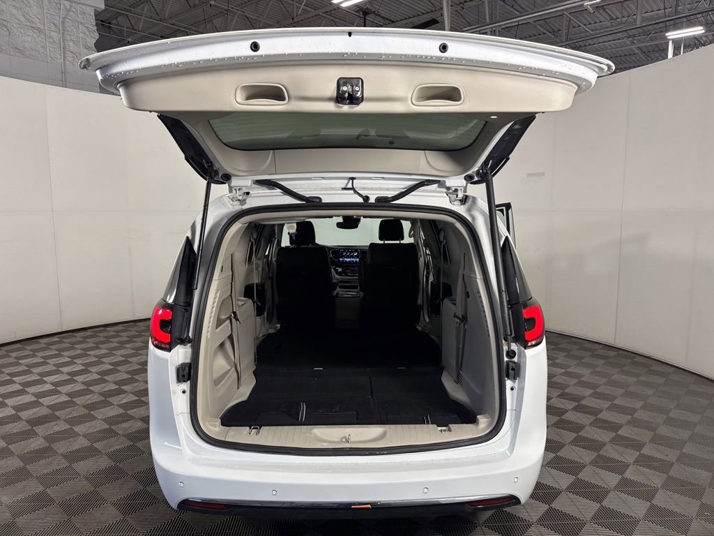 Used 2024 Chrysler Pacifica Touring-L FWD image 10