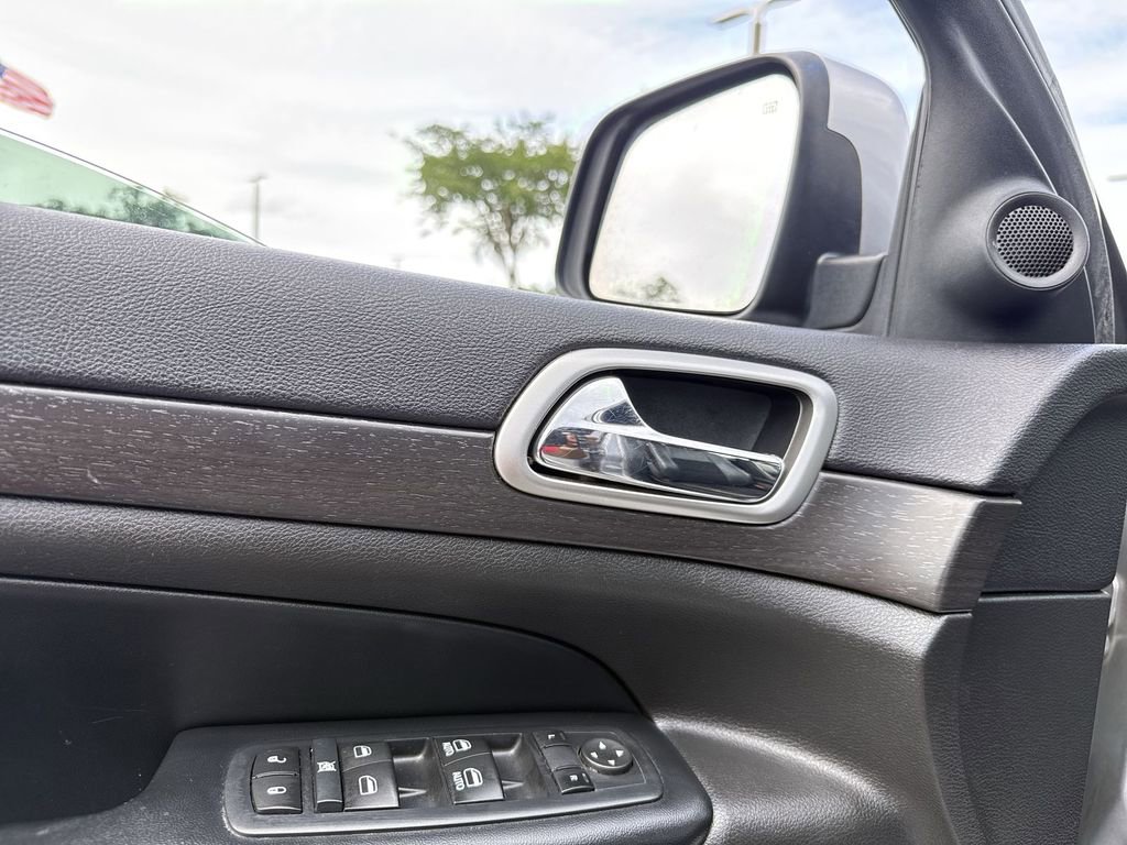 Used 2017 Jeep Grand Cherokee Altitude RWD image 12