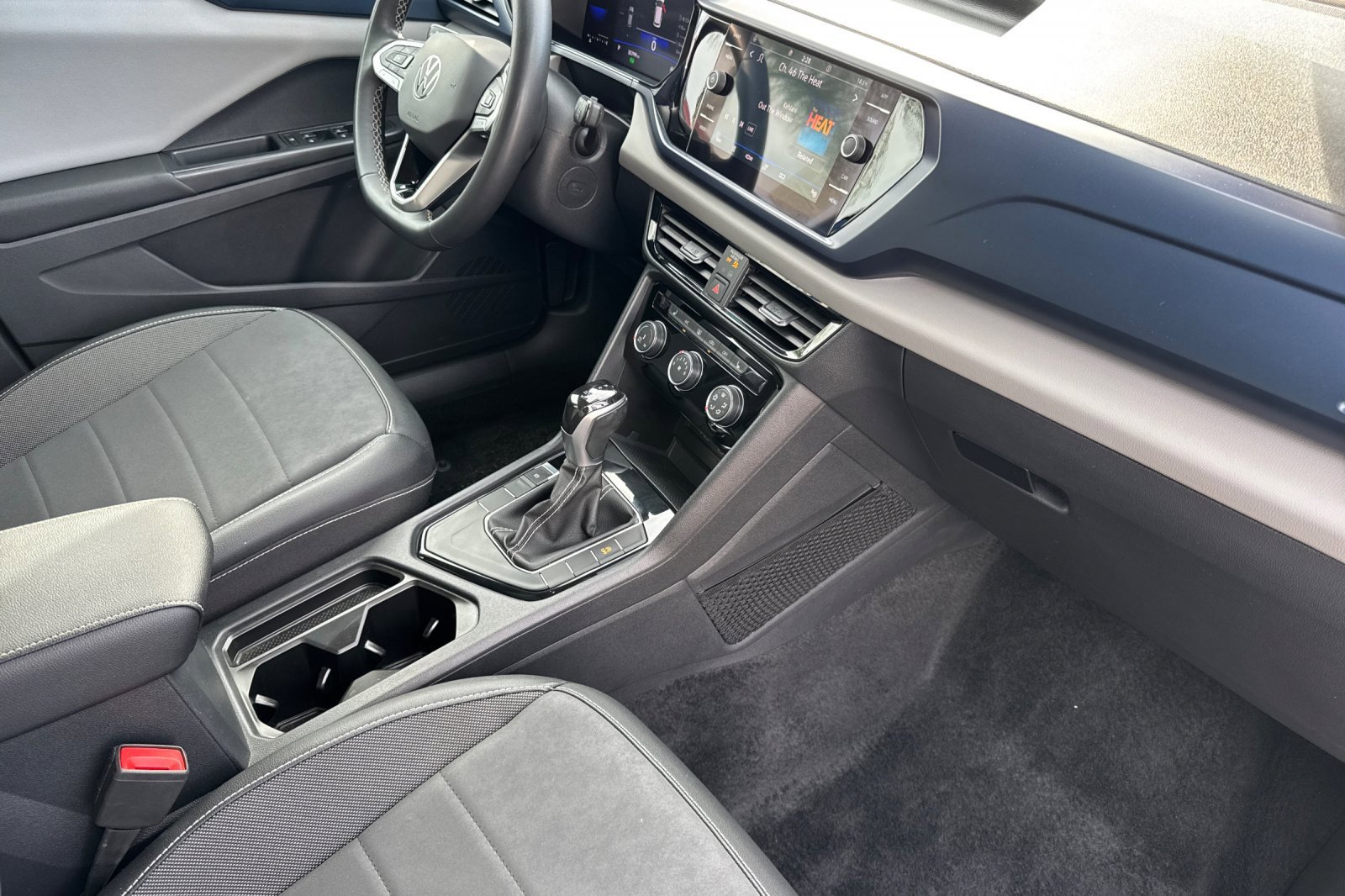 Used 2023 Volkswagen Taos SE w/ Panoramic Sunroof Package image 16