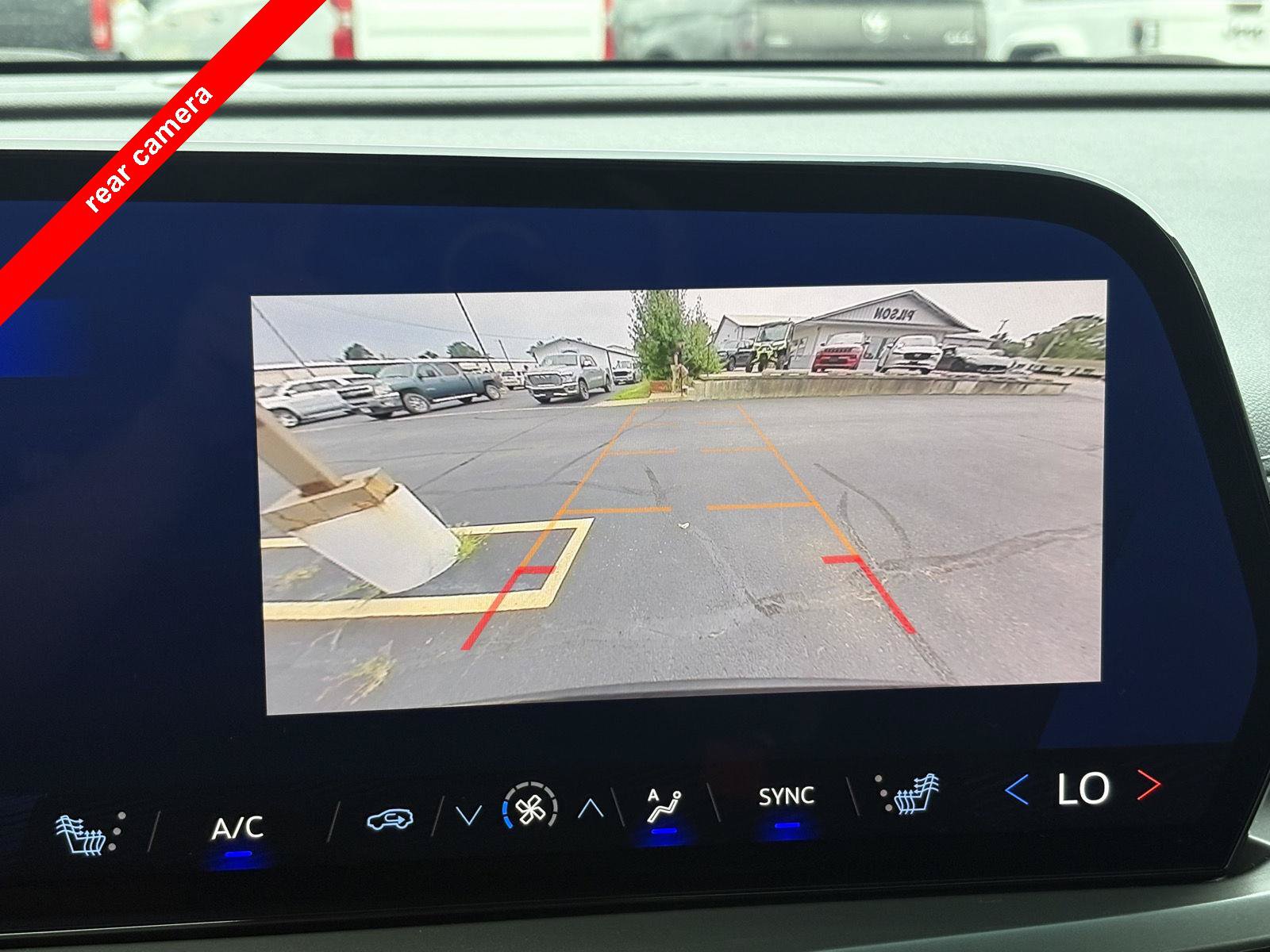 Used 2025 Chevrolet Traverse LT FWD image 5