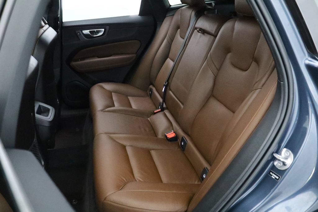 Used 2022 Volvo XC60 B5 Momentum AWD/4WD image 9