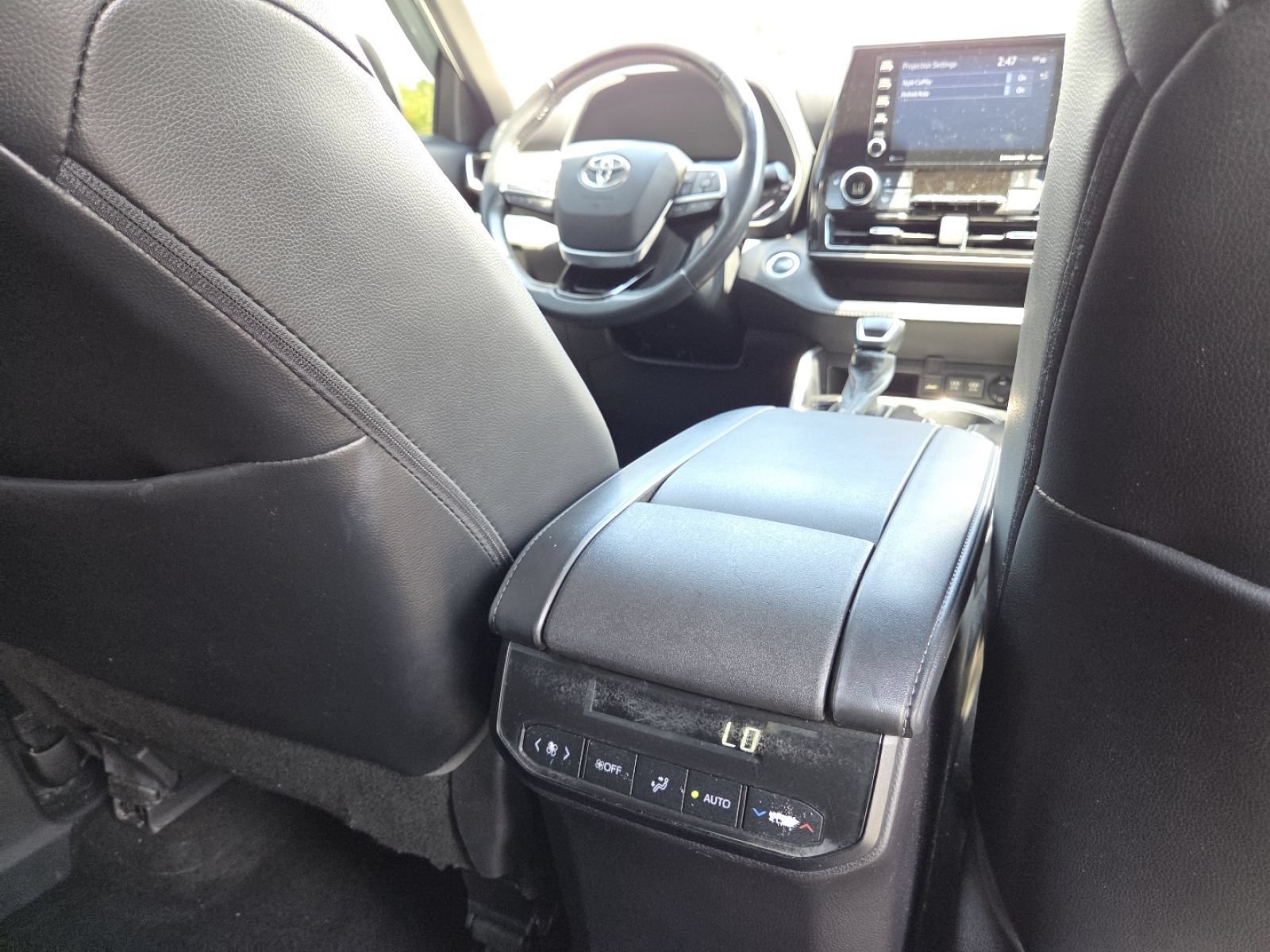 Used 2021 Toyota Highlander XLE FWD image 25