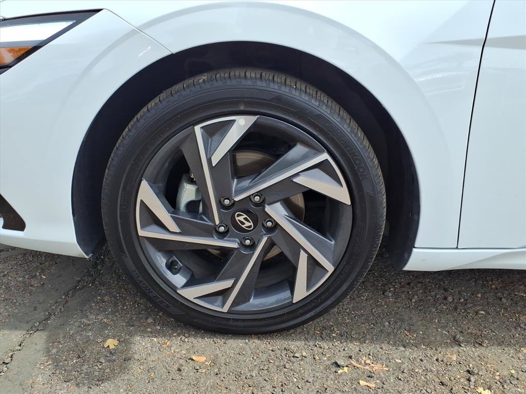 Certified 2025 Hyundai Elantra Limited image 9