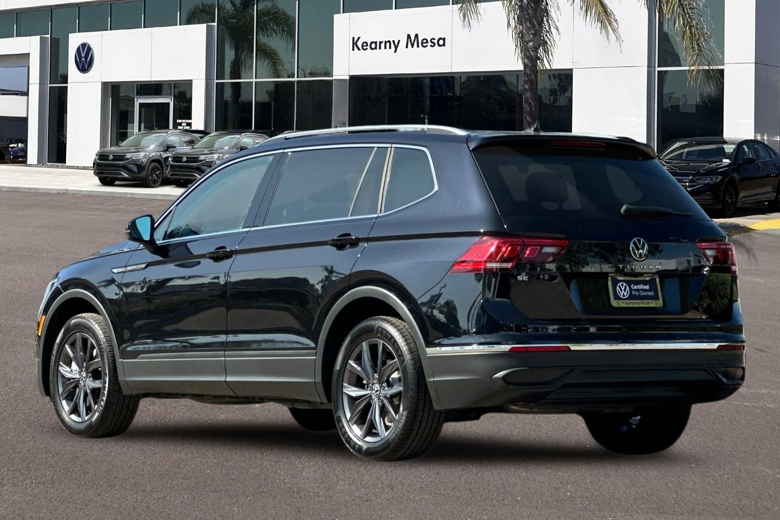 Used 2023 Volkswagen Tiguan SE w/ Panoramic Sunroof Package FWD image 6