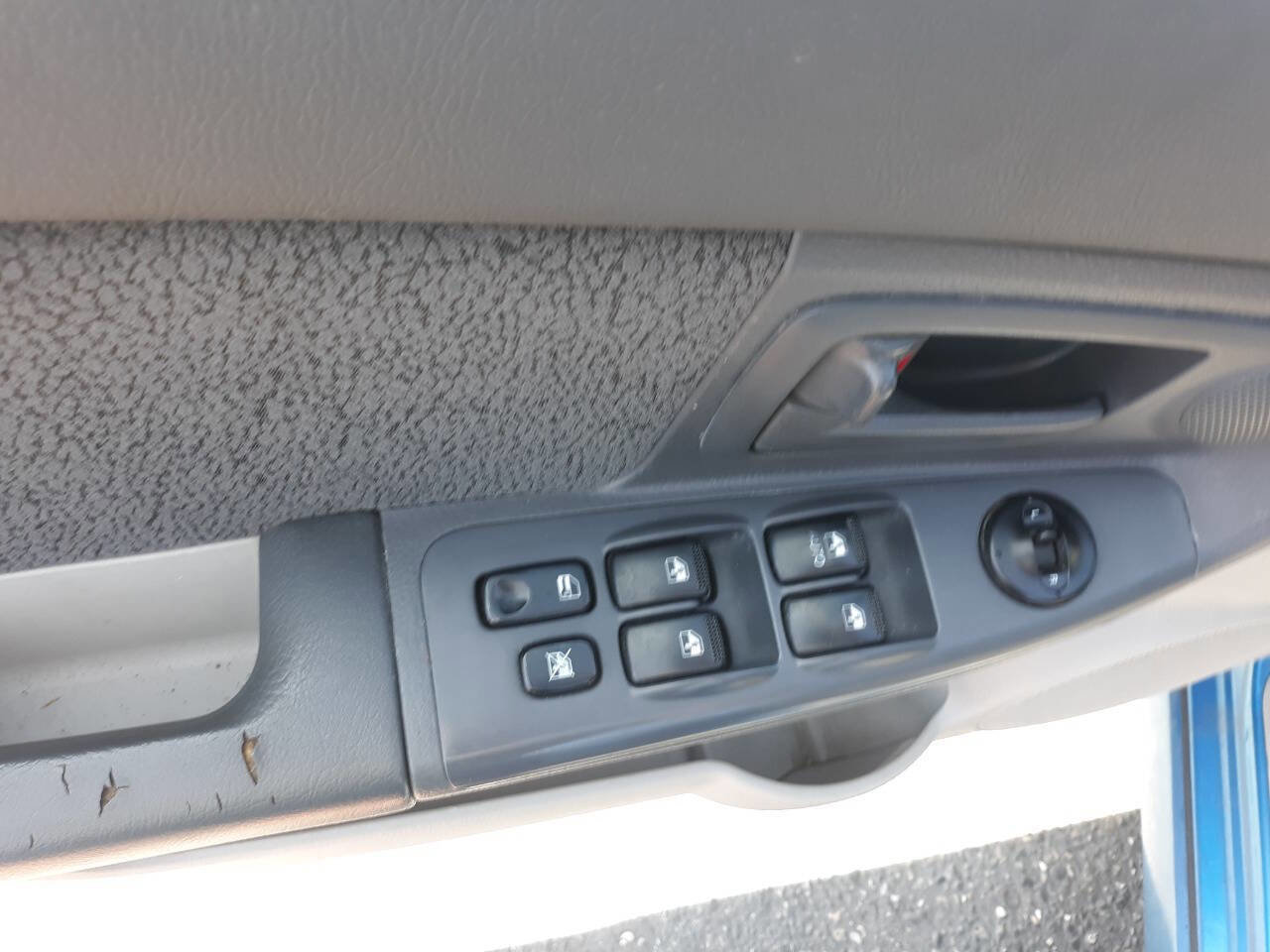 Used 2005 Kia Spectra5 image 9