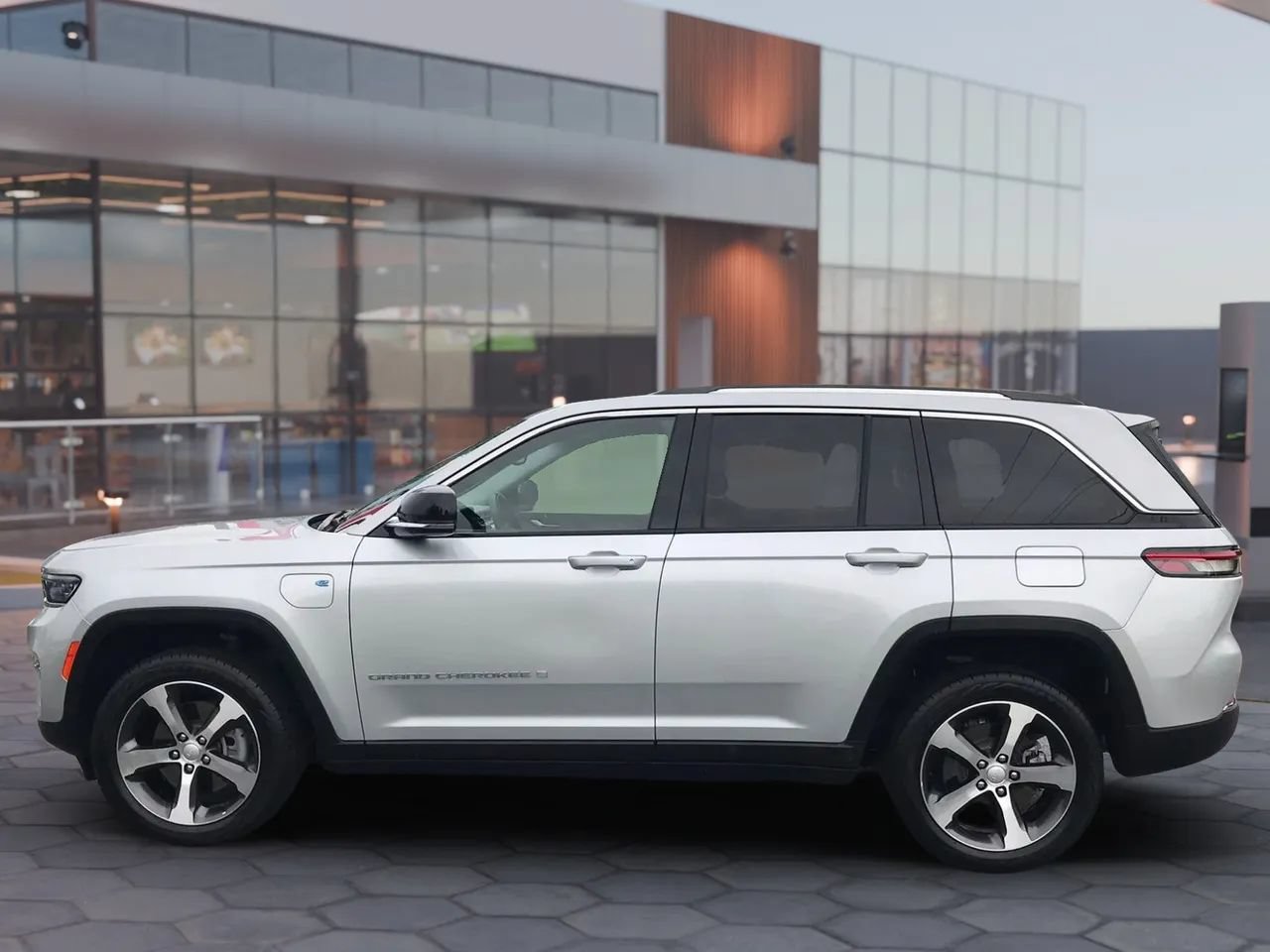 Used 2023 Jeep Grand Cherokee 4WD 4xe image 8