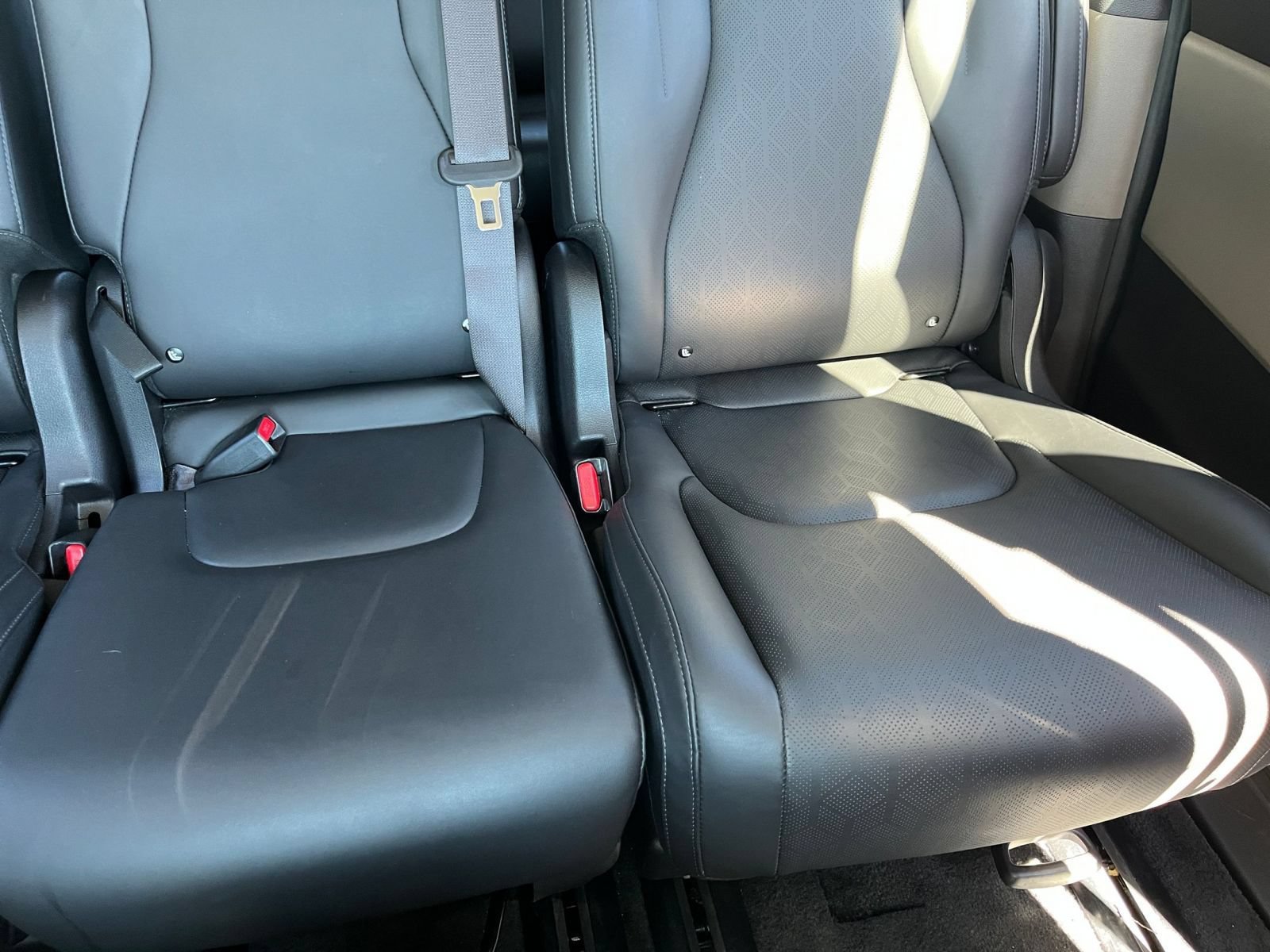 Used 2026 Kia Carnival FWD image 39