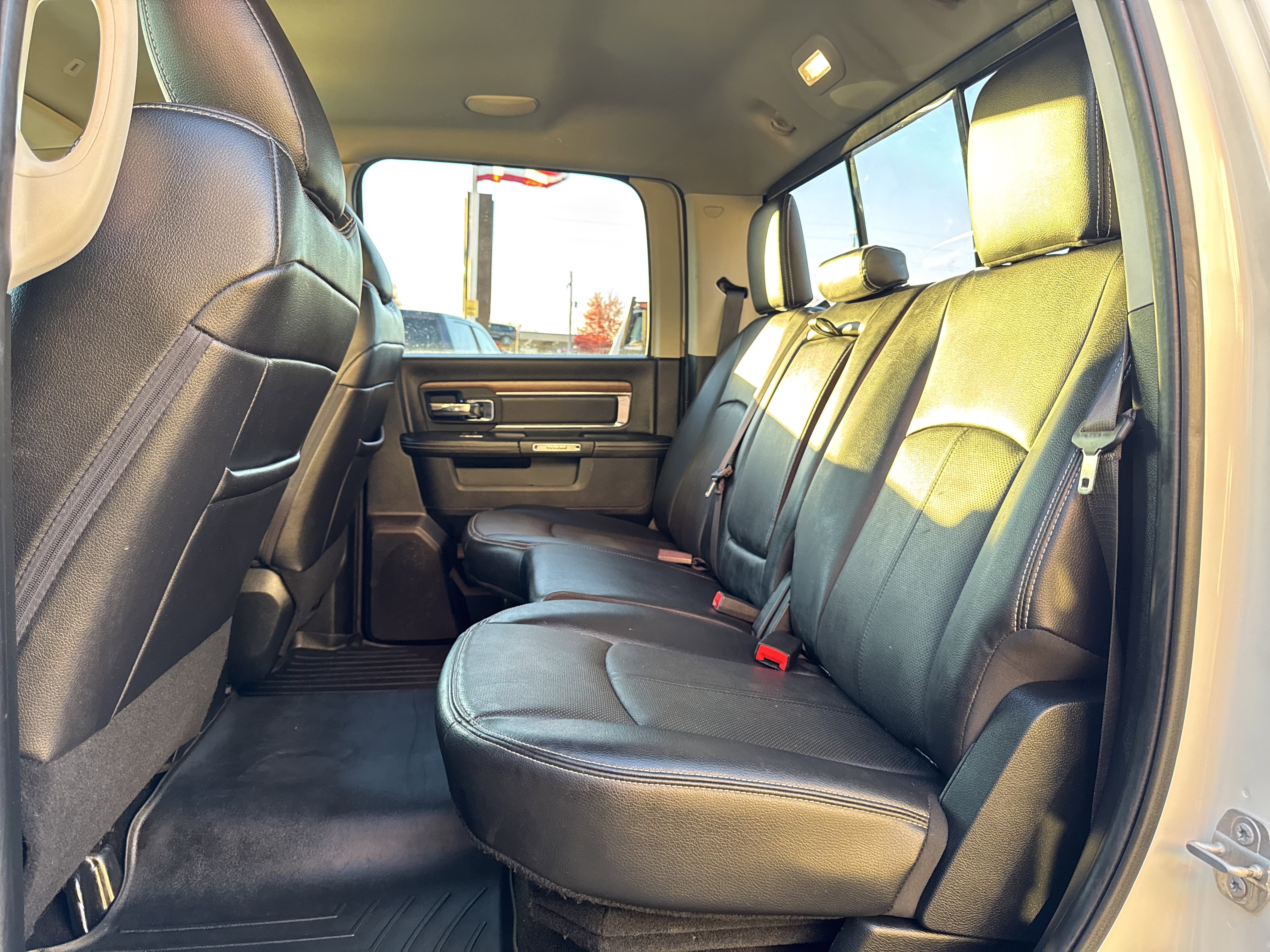 Used 2018 RAM 1500 Laramie image 31