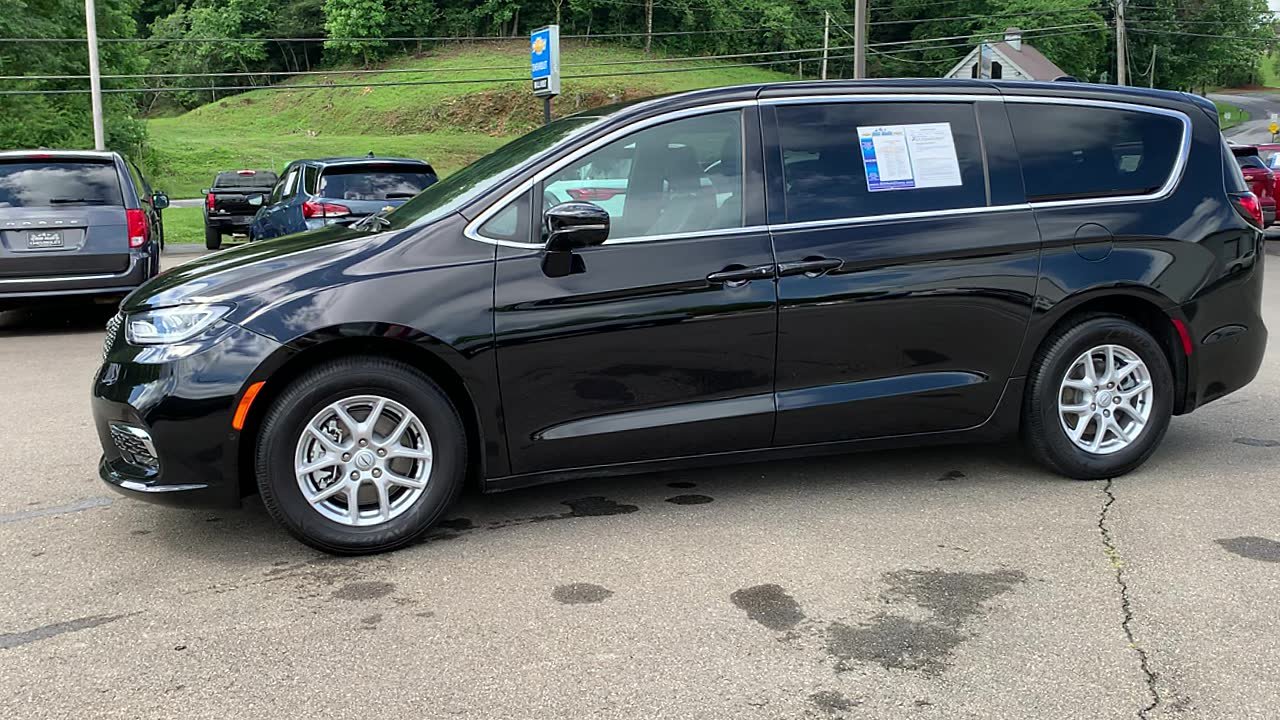 Used 2025 Chrysler Pacifica Select FWD image 8