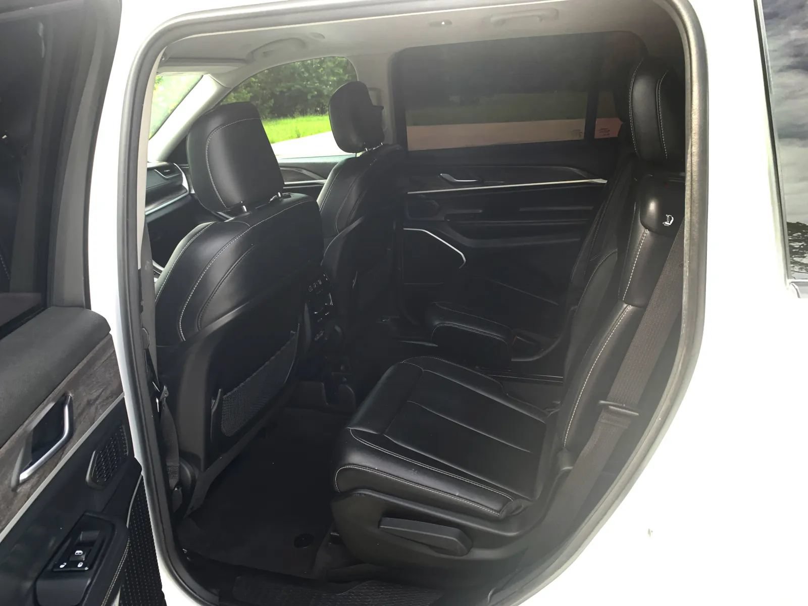 Used 2022 Jeep Grand Cherokee L Limited RWD image 27